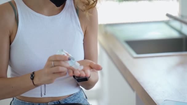 Femme utilisant gel d'alcool frotter pour se laver les mains — Video