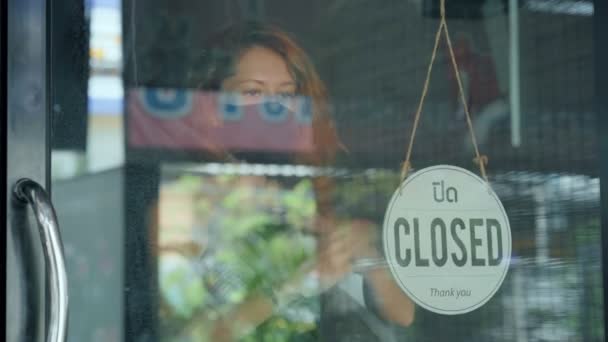 Žena zavírá kavárnu kvůli karanténě — Stock video