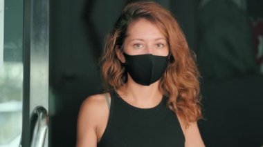 Kadın kafesini karantina için kapatıyor.