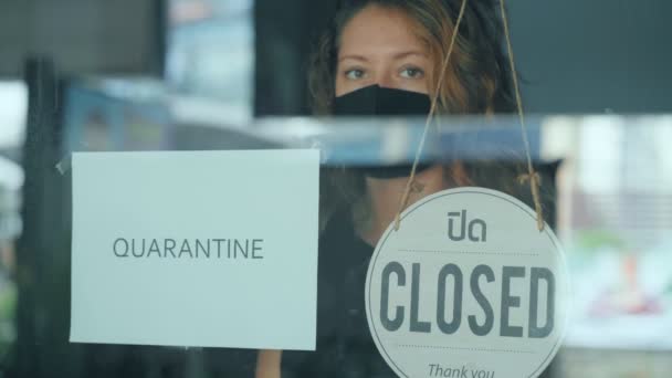 Kvinnan stänger sitt kafé för karantän — Stockvideo