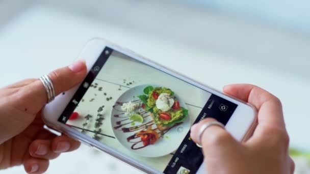 Las manos femeninas toman fotos de la comida por teléfono inteligente moderno. Primer plano. 4K. — Vídeo de stock