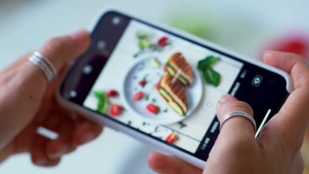 Las manos femeninas toman fotos de la comida por teléfono inteligente moderno. Primer plano. 4K. — Vídeo de stock