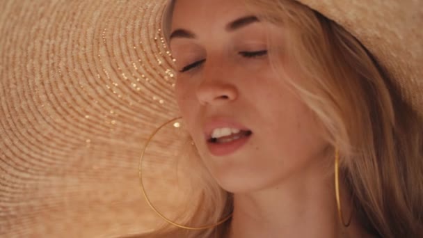 Hermosa chica usando gran sombrero de paja de verano en la playa — Vídeos de Stock