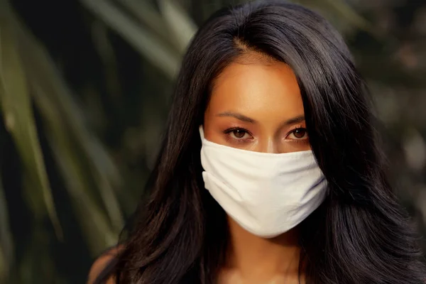 Mooie Aziatische vrouw draagt chirurgische gezichtsmasker bescherming tegen virus. Fashion Aziatisch model met wit medisch masker — Stockfoto