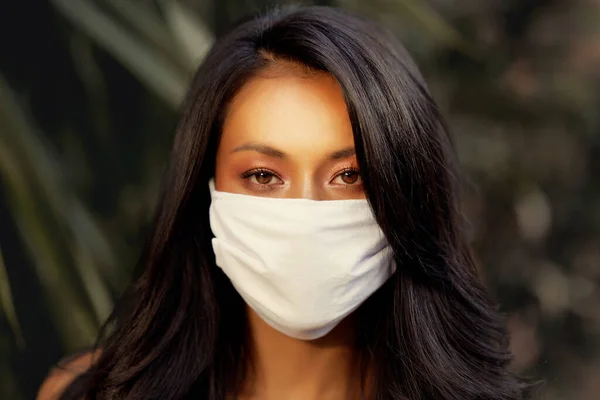 Mooie Aziatische vrouw draagt chirurgische gezichtsmasker bescherming tegen virus. Fashion Aziatisch model met wit medisch masker — Stockfoto