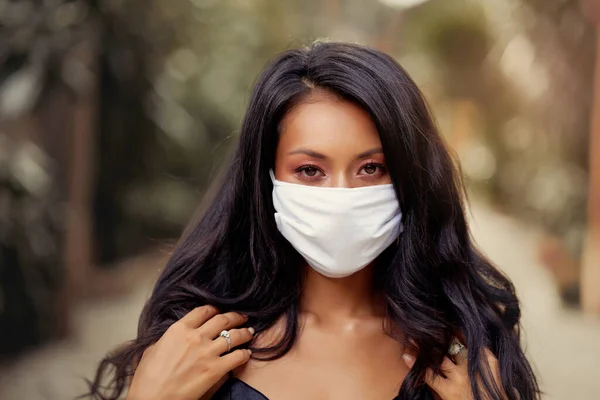 Mooie Aziatische vrouw draagt chirurgische gezichtsmasker bescherming tegen virus. Fashion Aziatisch model met wit medisch masker — Stockfoto