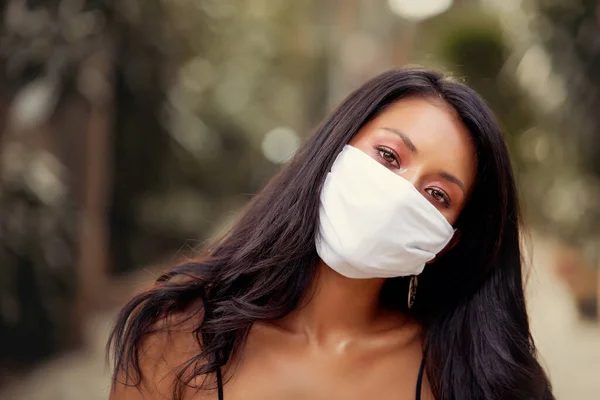 Красивая азиатка носит хирургическую маску защиты от вируса. Мода Азиатская модель с белой медицинской маской — стоковое фото