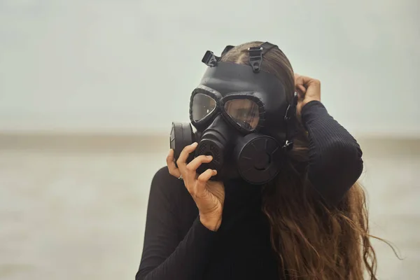 Young woman is wearing a gas mask — Stock Photo, Image
