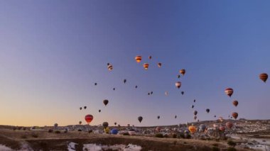 Kapadokya Türkiye - 2 Ekim 2019. Goreme Hindi. Sıcak hava balonları sabah erkenden Cappadocia 'ya uçuyor.