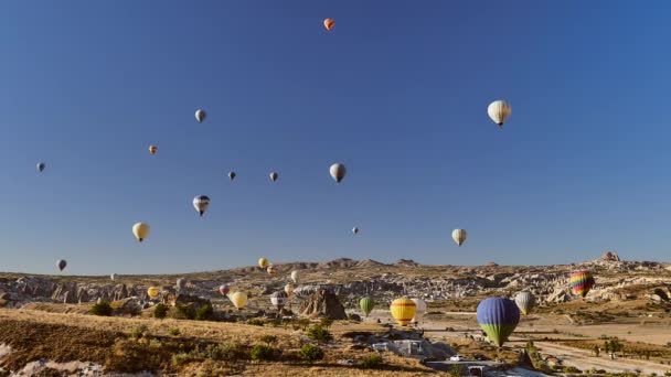 Cappadocia Turcja - 2 października 2019 r. Goreme Turcja. loty balonami na ogrzane powietrze w Kapadocji wcześnie rano — Wideo stockowe