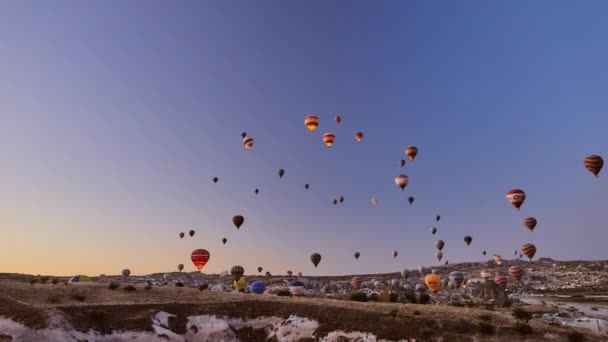Cappadocia Törökország - 2019. október 2. Goreme Pulyka. hőlégballonok Cappadociában kora reggel — Stock videók