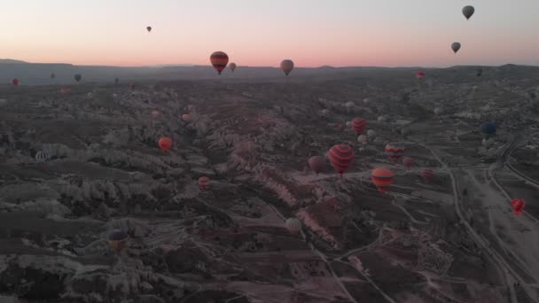 4K Luftaufnahme von Goreme. Bunte Heißluftballons fliegen über die Täler. Berühmte Stadt Kappadokien, Türkei. — Stockvideo