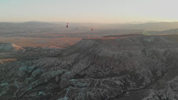 4K Luftaufnahme von Goreme. Bunte Heißluftballons fliegen über die Täler. Berühmte Stadt Kappadokien, Türkei. — Stockvideo