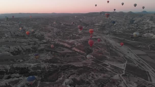 カッパドキアトルコ- 2 10月2019 。トルコに行け。カッパドキアの熱気球飛行早朝 — ストック動画