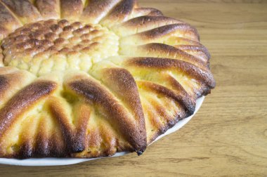 Ahşap masa arka plan üzerinde tatlı pasta