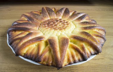 Ahşap masa arka plan üzerinde tatlı pasta