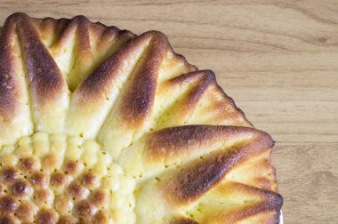 Ahşap masa arka plan üzerinde tatlı pasta