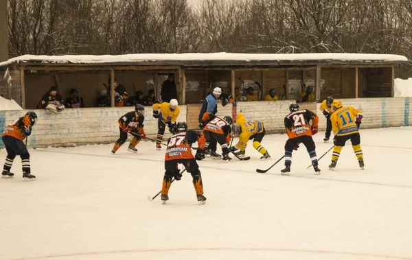 Oyun hokey buz platform altında üzerinde gökyüzü tarafından açılmış
