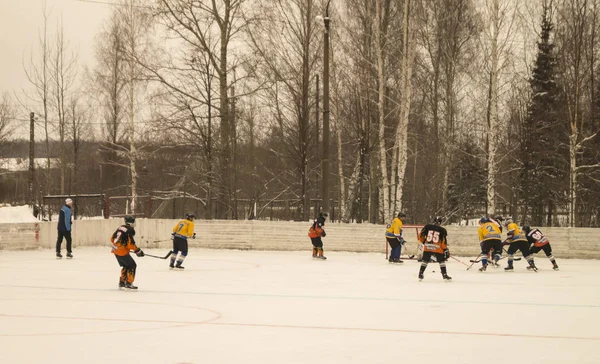 Gioco di hockey su piattaforma di ghiaccio sotto aperto dal cielo — Foto Stock
