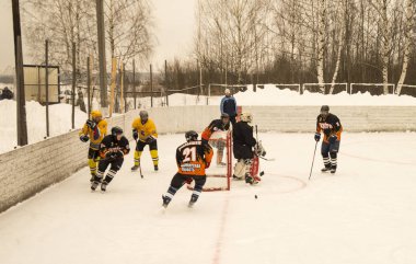 Oyun hokey buz platform altında üzerinde gökyüzü tarafından açılmış