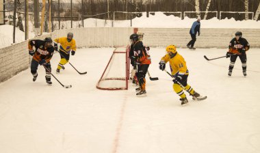 Oyun hokey buz platform altında üzerinde gökyüzü tarafından açılmış