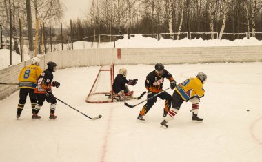 Oyun hokey buz platform altında üzerinde gökyüzü tarafından açılmış