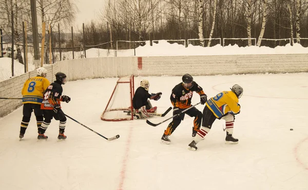 Oyun hokey buz platform altında üzerinde gökyüzü tarafından açılmış
