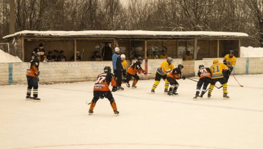 Oyun hokey buz platform altında üzerinde gökyüzü tarafından açılmış