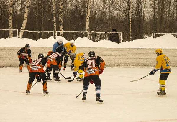 Game of hockey on ice platform under opened by sky — Stock Photo, Image