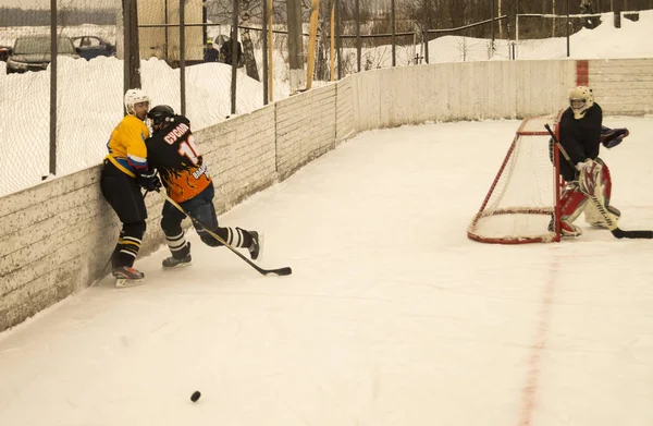 Game of hockey on ice platform under opened by sky — Stock Photo, Image