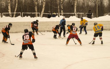 Oyun hokey buz platform altında üzerinde gökyüzü tarafından açılmış
