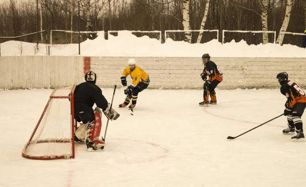 Jeu de hockey sur plate-forme de glace sous ouvert par le ciel — Photo