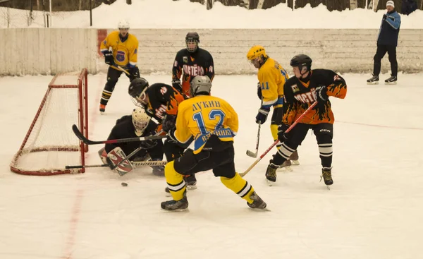 Game of hockey on ice platform under opened by sky — Stock Photo, Image