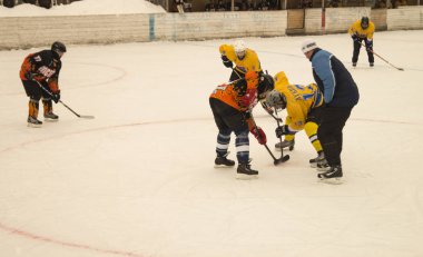 Oyun hokey buz platform altında üzerinde gökyüzü tarafından açılmış