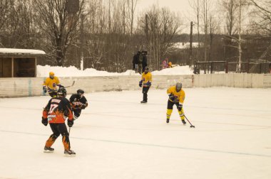 Oyun hokey buz platform altında üzerinde gökyüzü tarafından açılmış