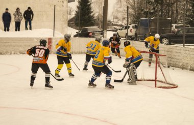 Oyun hokey buz platform altında üzerinde gökyüzü tarafından açılmış