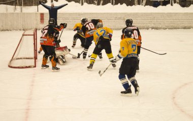 Oyun hokey buz platform altında üzerinde gökyüzü tarafından açılmış