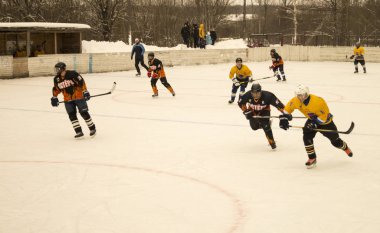 Oyun hokey buz platform altında üzerinde gökyüzü tarafından açılmış