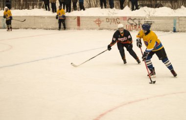 Oyun hokey buz platform altında üzerinde gökyüzü tarafından açılmış