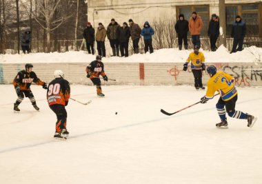 Oyun hokey buz platform altında üzerinde gökyüzü tarafından açılmış