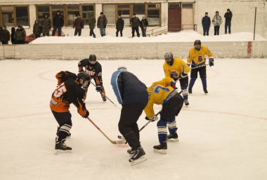 Oyun hokey buz platform altında üzerinde gökyüzü tarafından açılmış