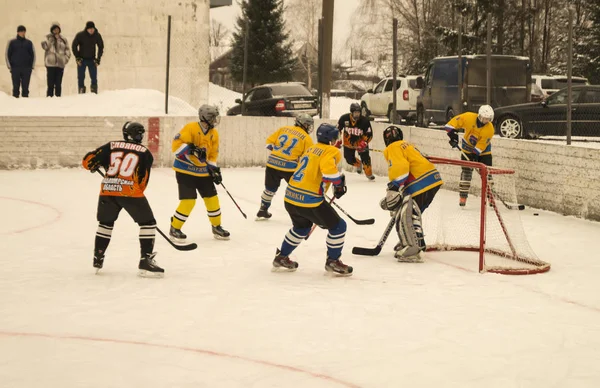 Hockeyn på is plattform under öppnas av sky — Stockfoto