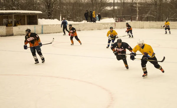 Oyun hokey buz platform altında üzerinde gökyüzü tarafından açılmış