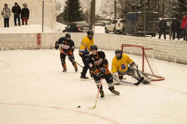 Gioco di hockey su piattaforma di ghiaccio sotto aperto dal cielo — Foto Stock