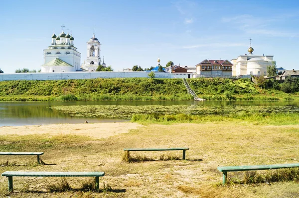 Jaar landschap met rivier — Stockfoto