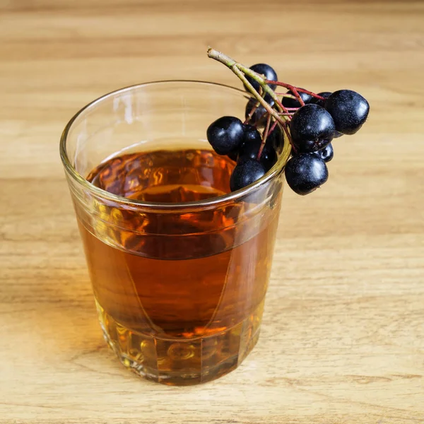 Rowanberry Kupası masada suyu