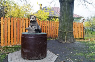 Kitap ile kedi heykeli