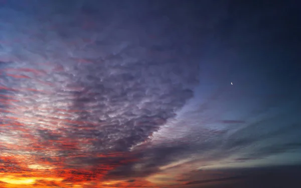 Schöne himmlische Landschaft bei Sonnenaufgang — Stockfoto