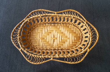 Ağaç dalından örülmüş sepet meyve için. Üzerine yaz