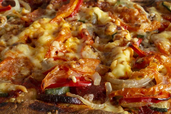 Die Pizza Mit Tomaten Paprika Zwiebeln Gurken Und Käse Die — Stockfoto